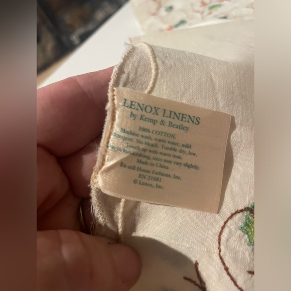 Set of 3 Lenox Linen holiday napkins - Picture 5 of 5